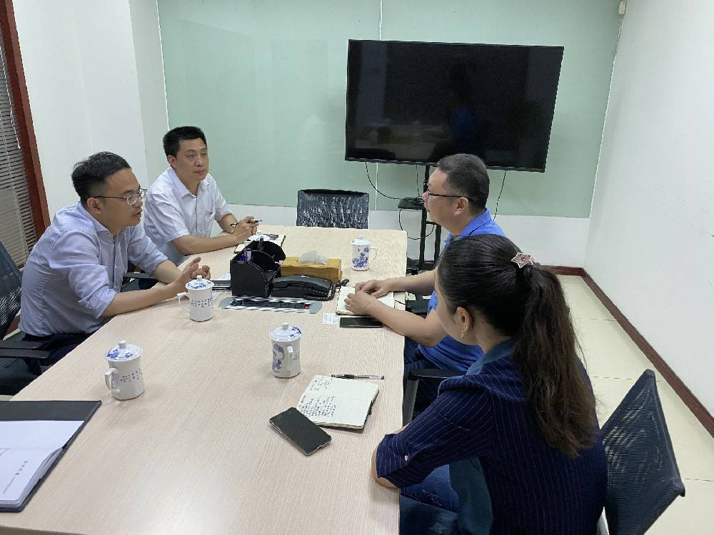 无锡市工信局领导来哈尔滨胡宁信息咨询有限公司科技开展“三联三解”活动